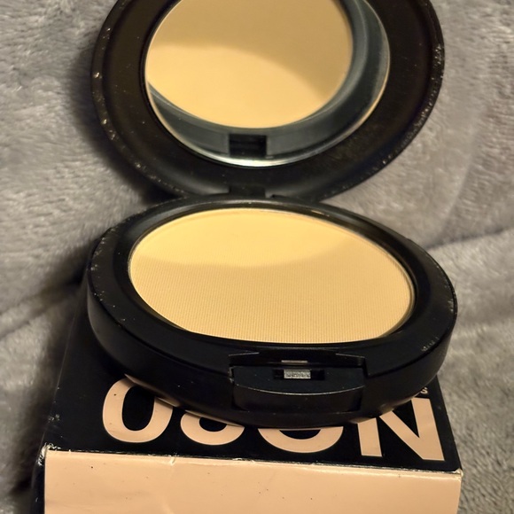 MAC Cosmetics NC 30 Studio Fix Powder Plus Foundation - - Picture 2 of 5